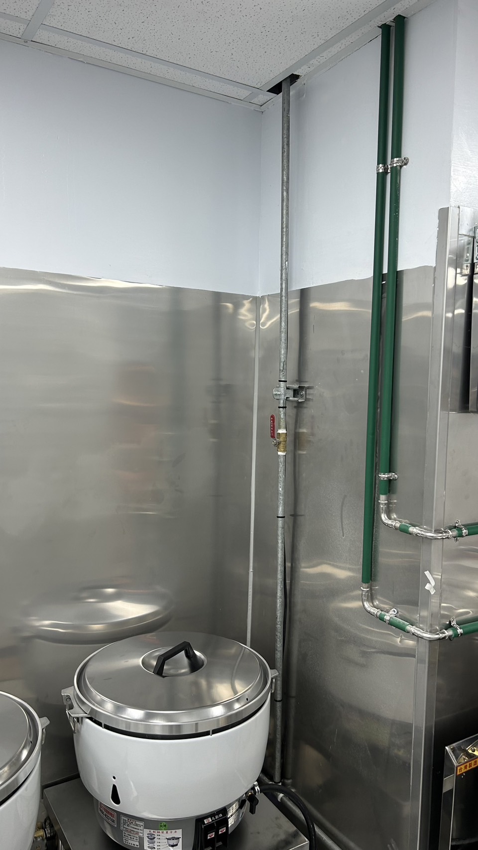 商用廚房瓦斯管線沿牆配置