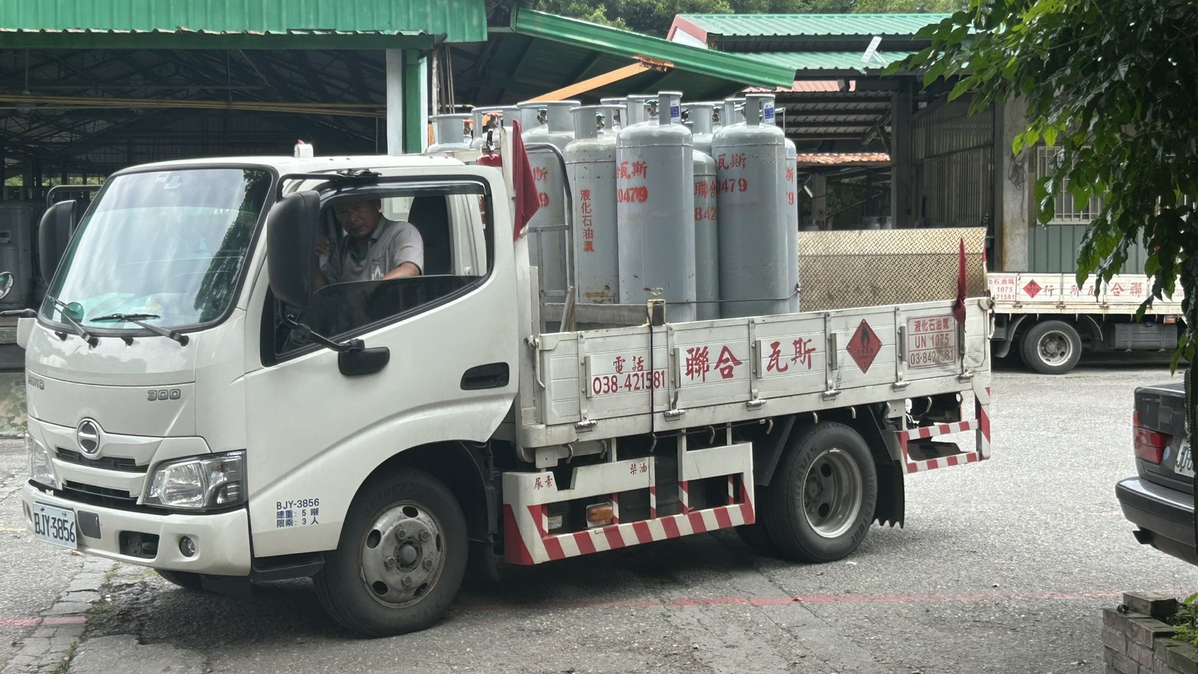 聯合瓦斯配送車輛運送液化石油氣鋼瓶
